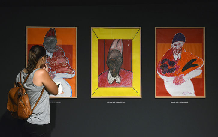 Una joven observa algunas de las obras de la exposición de Francis Bacon. Imagen cortesía de Fundación Bancaja.
