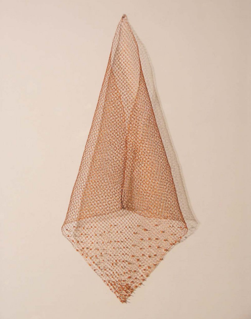 Anna Talens "Criatura abisal pequeña (dorado-cava)", 2012 cristal y cobre 13x30x25 cm. Imagen cedida por pazYcomedias.