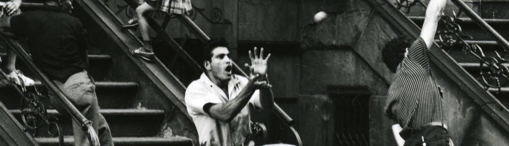 Dennis Hopper, Nueva York (Chicos jugando al beisbol), 1961. 60,9 x 40,6 cm. Imagen cortesía del Museo Picasso de Málaga.