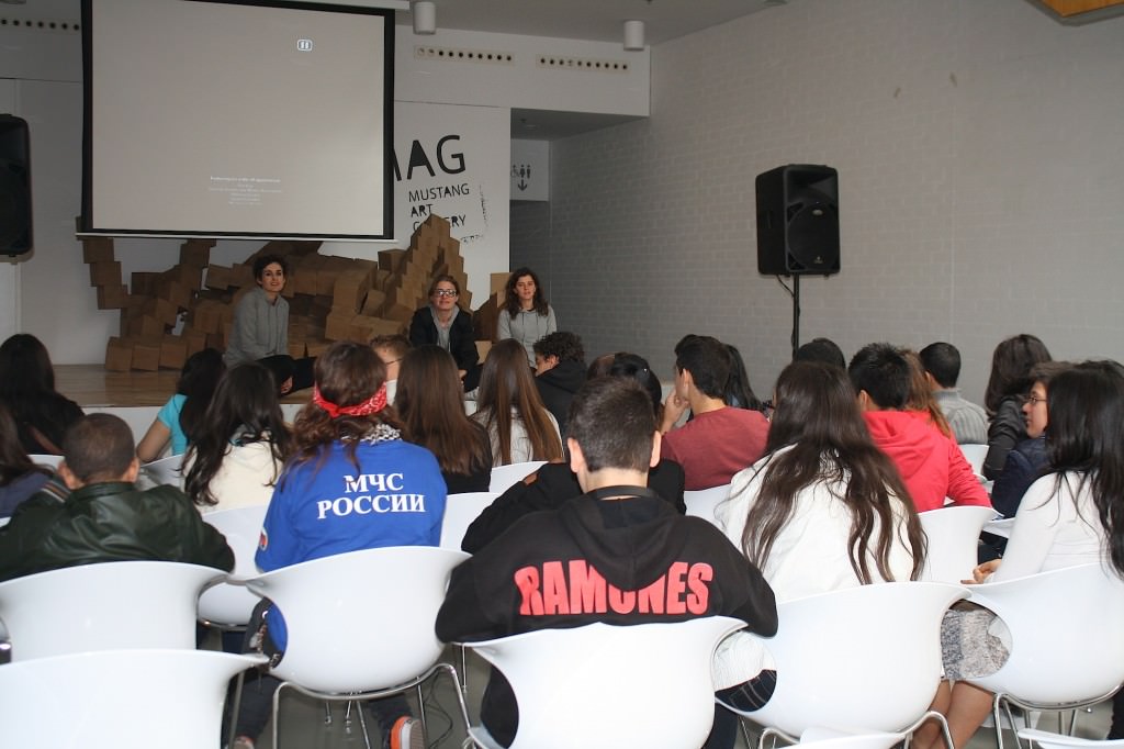 Alumnos del instituto Doctor Balmis de Alicante en “MAG Satélite”. Imagen cortesía de Mustang Gallery.