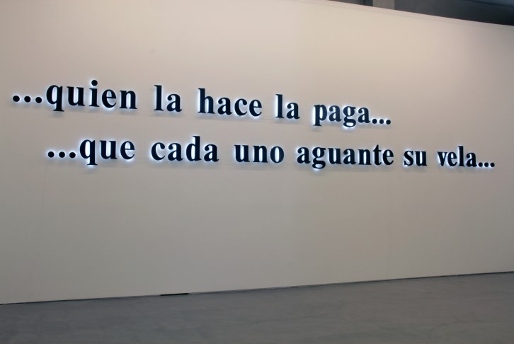 Antoni Muntadas, "Quien la hace la paga... ...que cada uno aguante su vela". Imagen cortesía de Galería Moisés Pérez de Albéniz.