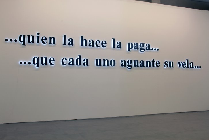 Antoni Muntadas, "Quien la hace la paga... ...que cada uno aguante su vela". Imagen cortesía de Galería Moisés Pérez de Albéniz.