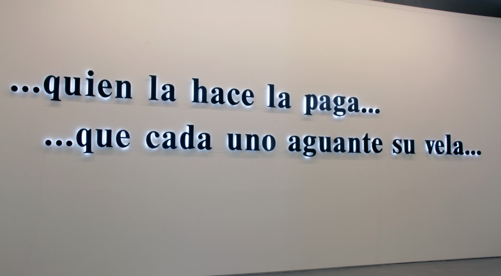 Antoni Muntadas, "Quien la hace la paga... ...que cada uno aguante su vela". Imagen cortesía de Galería Moisés Pérez de Albéniz.