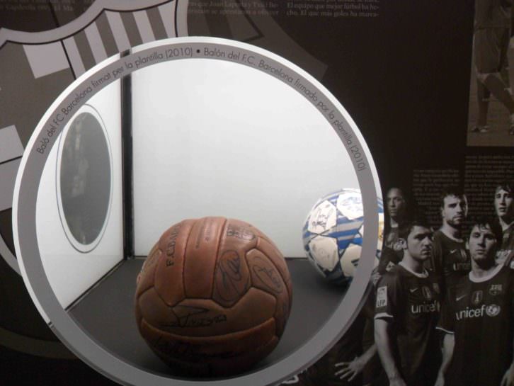 Balón firmado por los jugadores del Barça. Objeto de deseo. Museu d'Etnologia