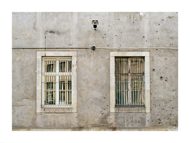 "Balas en la fachada de la fábrica de dinero, Berlin", Clara Bleda. 2011. Imagen cortesía de Manuel Garrido.