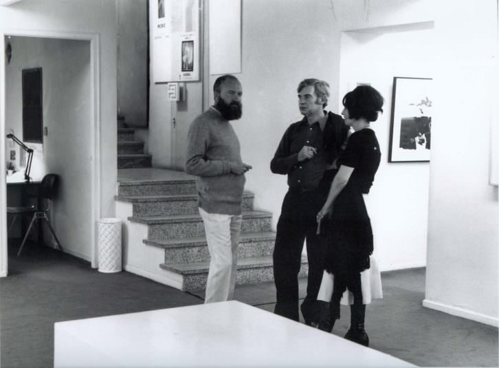 Manolo Millares, Salvador Victoria y Elvireta Escobio en la Galería EGAM, Madrid, 1971. Fotografía de Enrique Gómez Acebo. Imagen cortesía de Diego Arribas.