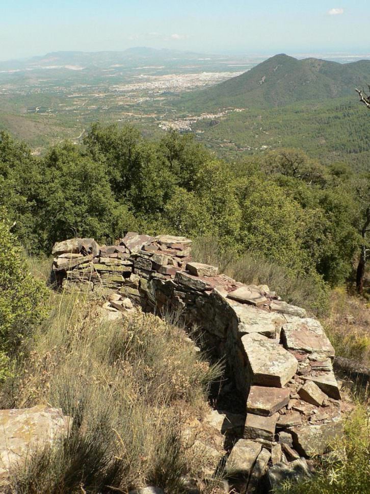 Trinchera de uno de los pueblos abandonados. Foto: Agustín Hernández