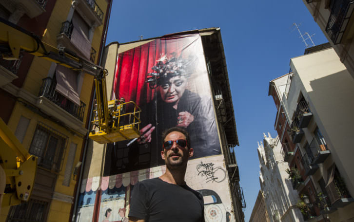 Imagen de Olga Poliakoff colgada en el barrio del Carmen. Fotografía: Eva Máñez.