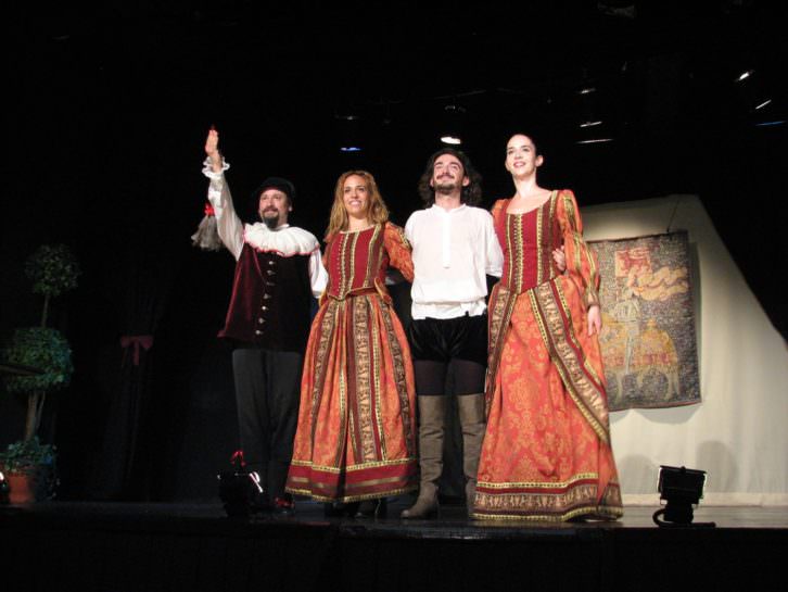 Los actores de Teatro Clásico Mediterráneo saludando al término de La dama boba. Imagen cortesía de la compañía.