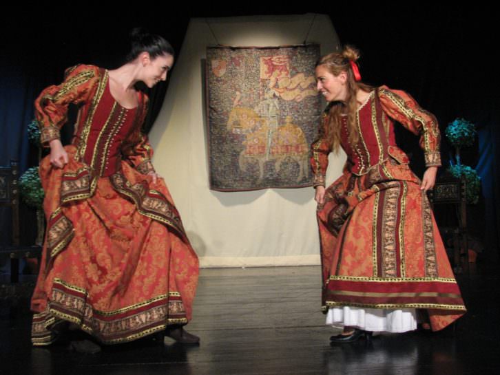 Escena de La dama boba, de Lope de Vega, por Teatro Clásico Mediterráneo. Imagen cortesía de la compañía.