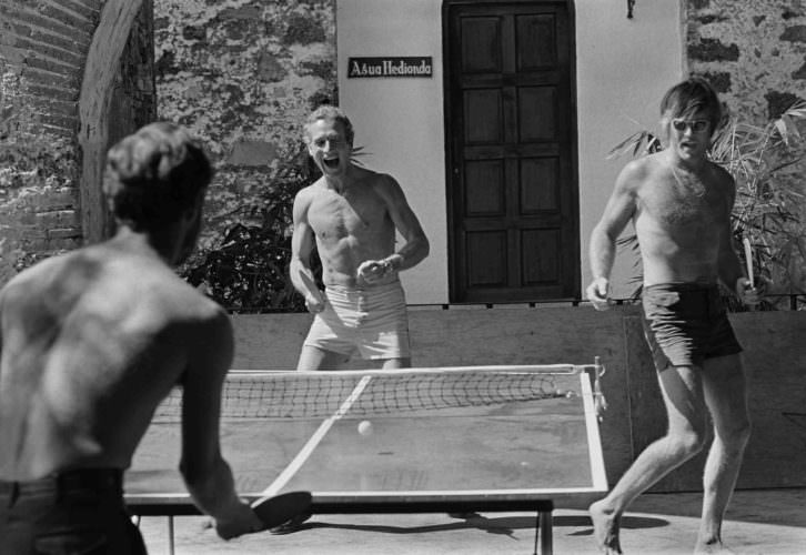 Robert Redford y Paul Newman jugando al ping pong. Foto: Lawrence Schiller.