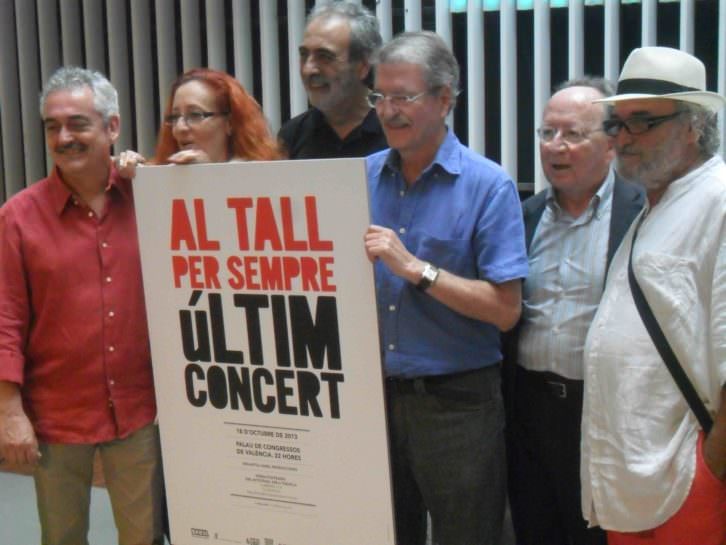 Al Tall y amigos durante la presentación en el OCCC del último concierto del grupo.