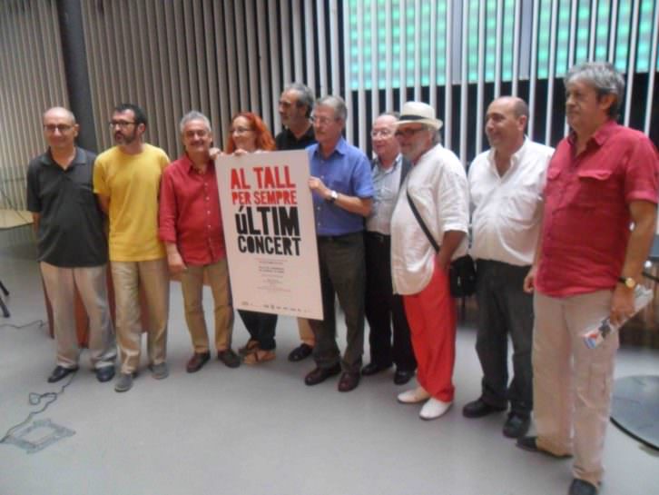 Al Tall y amigos del grupo, durante la presentación en el OCC del que será su  último concierto en el Palacio de Congresos.