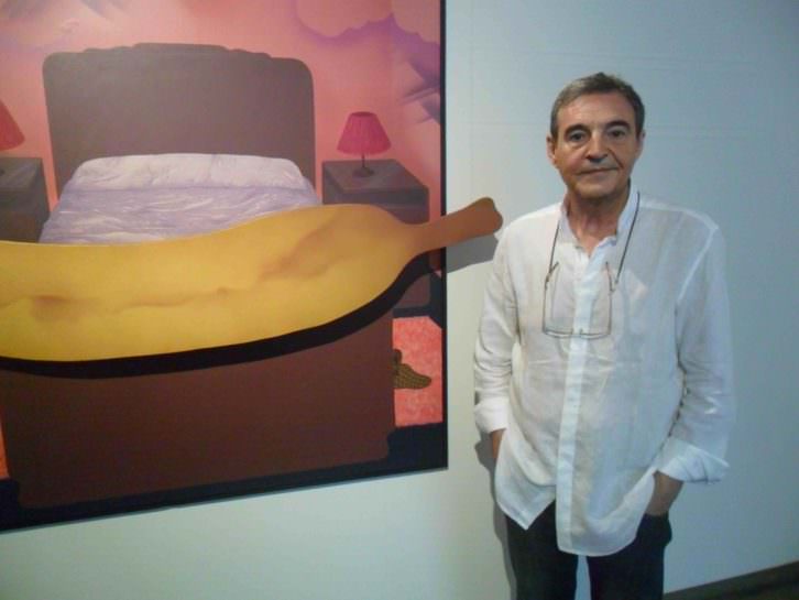 Vicent Madramany, al lado de la obra 'El sueño del capitán España' de Artur Heras. Foto: MAKMA