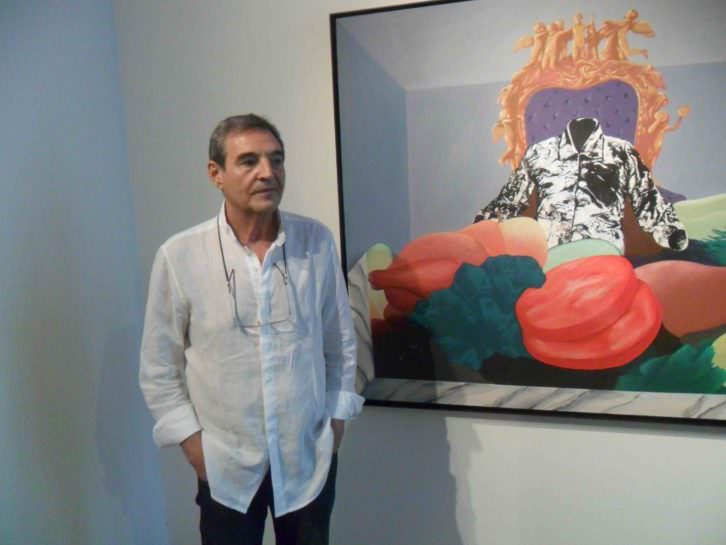 Vicent Madramany, junto a la obra 'Consum nacional brut' de Artur Heras. Foto: MAKMA