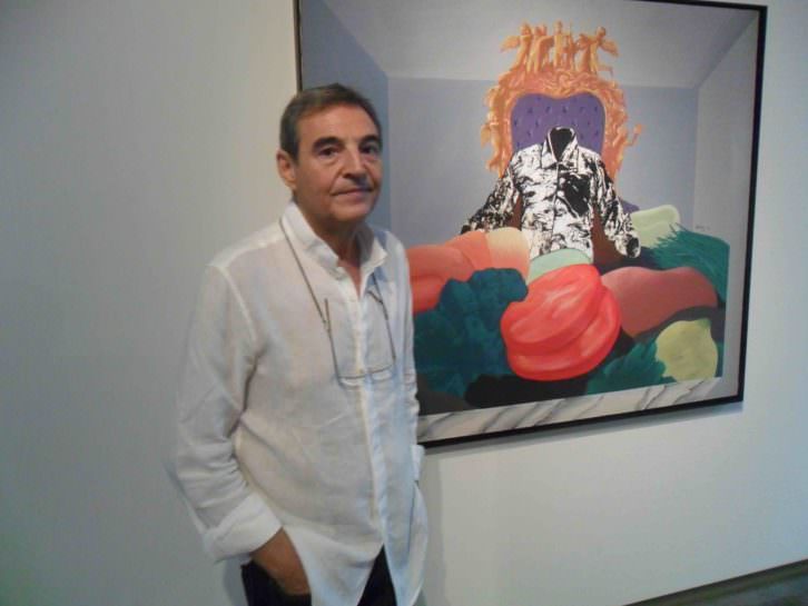 Vicent Madramany, junto a la obra 'Consum nacional brut' de Artur Heras. Foto: MAKMA