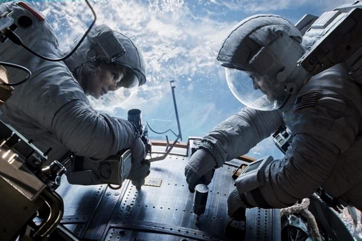 Sandra Bullock y George Clooney en un fotograma de Gravity, película de Alfonso Cuarón.