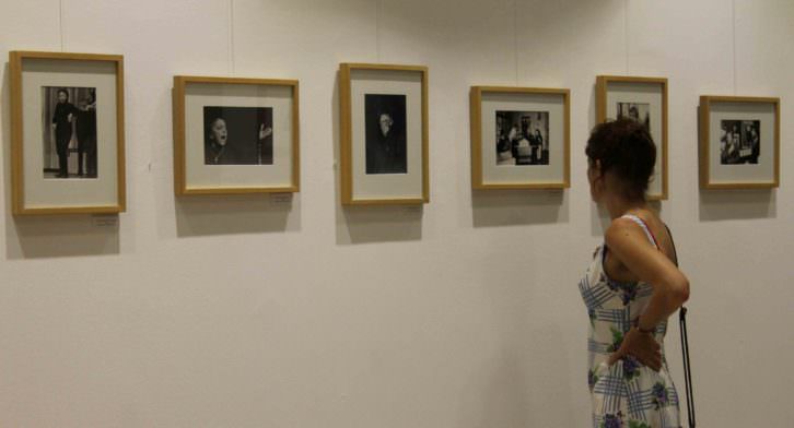 Imagen de algunas de las fotografías de la exposición dedicada a Edith Piaf en el instituto francés. Imagen cortesía del Institut Français de Valencia.