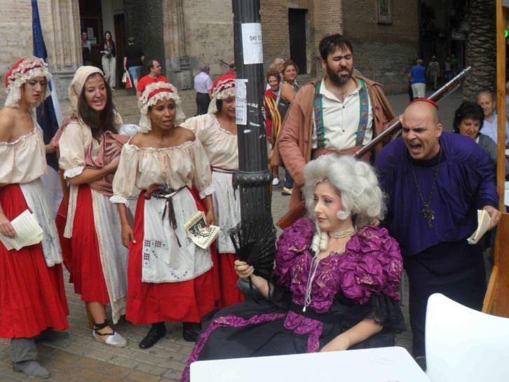 Actores de Revolución! presentando el espectáculo en la Plaza San Valero de Russafa.