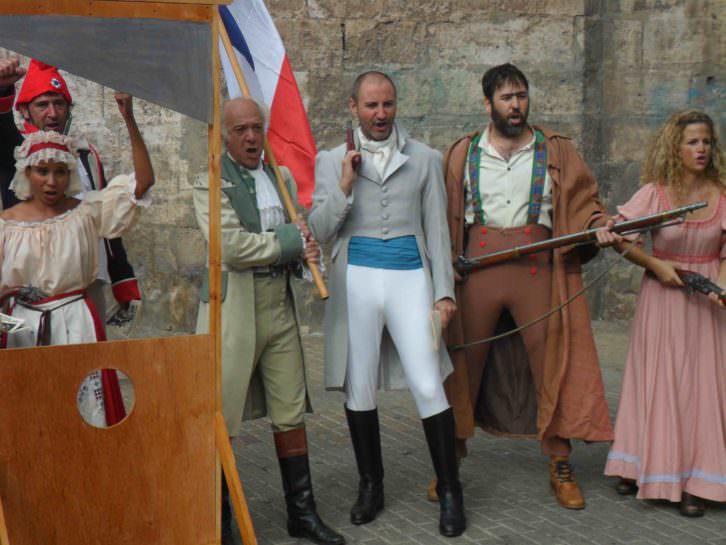 Actores de Revolución! durante la presentación del espectáculo en la Plaza San Valero de Russafa.