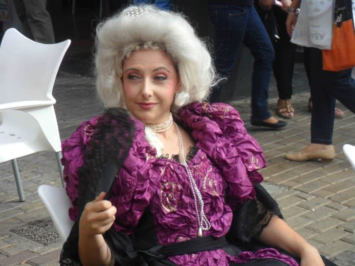 María Antonieta (Rosa López), durante un momento de la presentación de Revolución! en la plaza San Valero de Russafa.