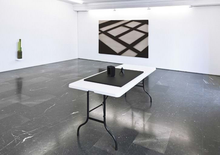Vista de la exposición de Mathieu Mercier en la Galería Luis Adelantado, Valencia