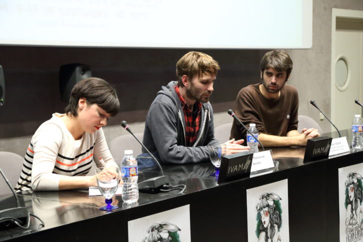 El director Thibault Piotrowski, ganador con su película 'Feux', de la sexta edición de La Cabina, durante su intervención en el IVAM. Imagen cortesía de La Cabina.