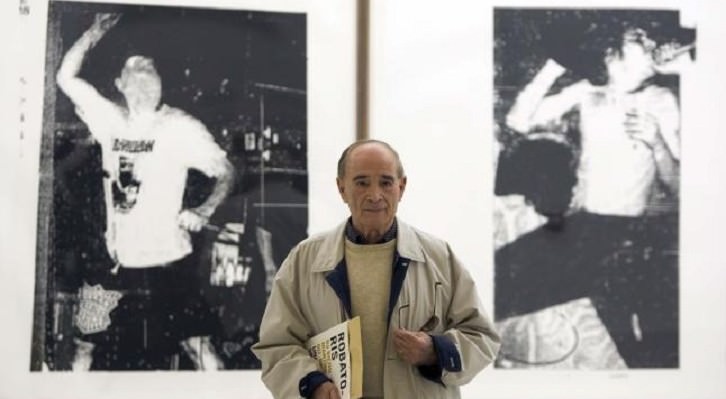 Jesús Martínez Guerricabeitia en 2005, con una de las obras de sus bienales