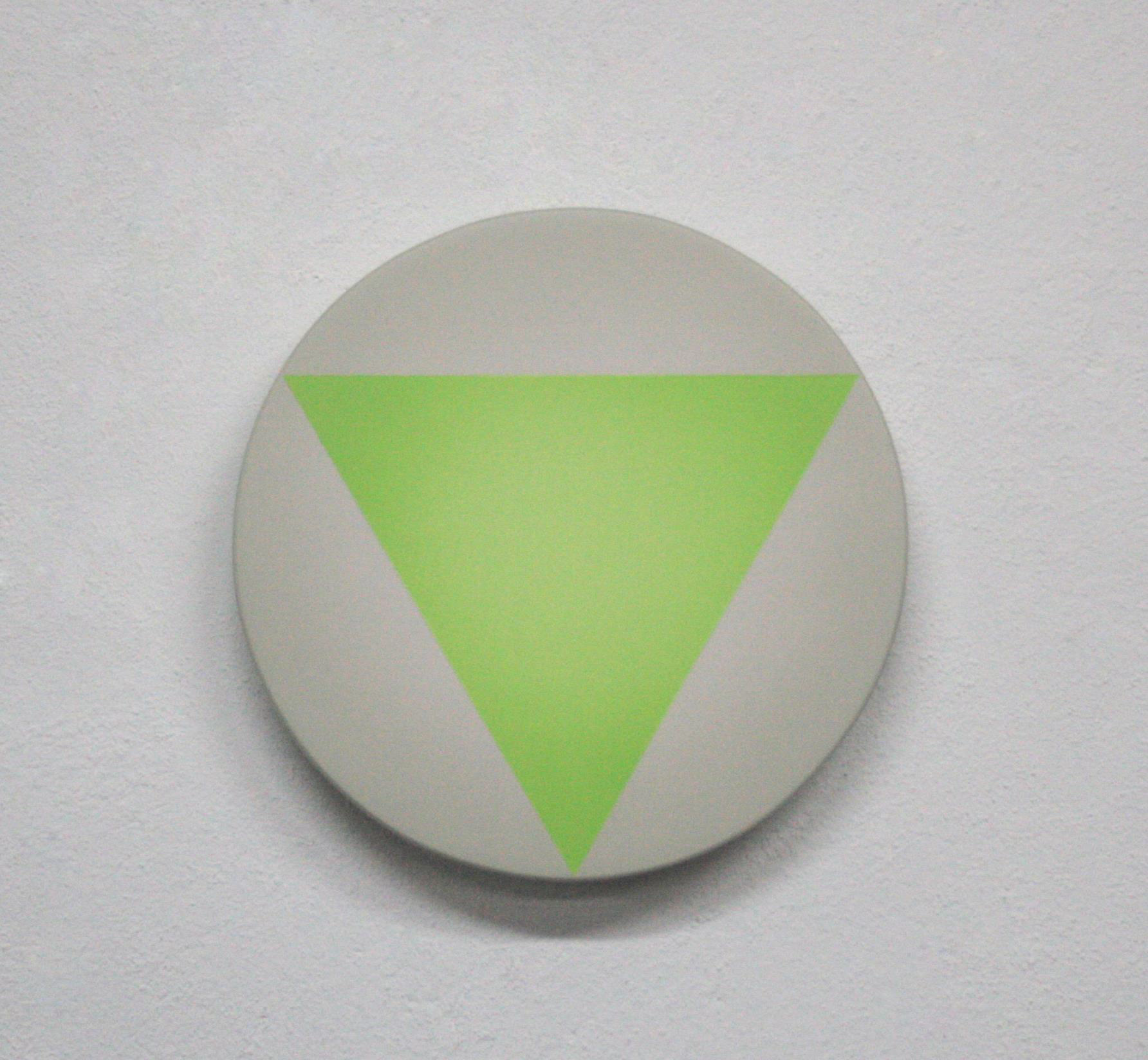 Obra de Mikeldi Pérez Urkijo. S/T (triángulo sobre círculo). Pintura en spray, sobre madera. 25cm de diámetro. Imagen por cortesía de la galería.