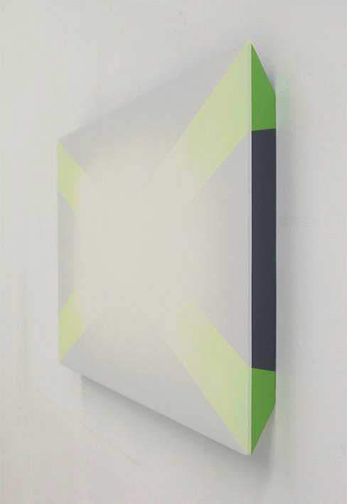 S/T. Pintura sintética en spray, imprimación sobre tabla. 122x69cm. Imagen por cortesía de la galería.