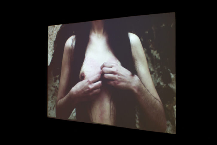 Vista de la exposición. Beatriz Ros, Miss-Taken (video-performance). Imagen cortesía de la galería. 