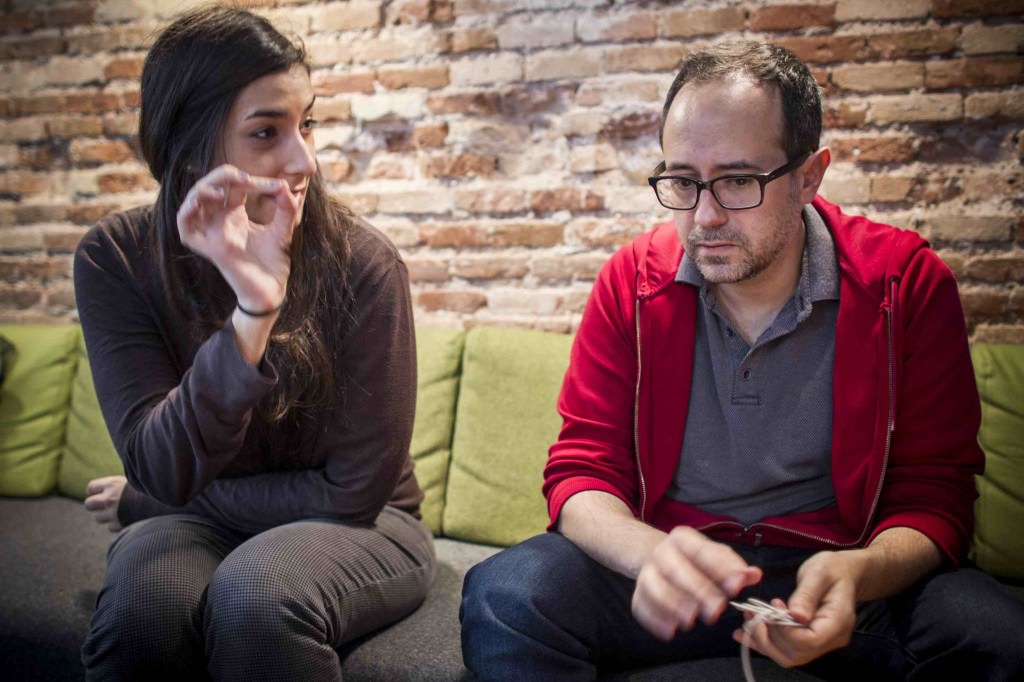 Adriana Navarro y Álex Montoya en un momento de la entrevista de los Desayunos Makma en Lotelito. Foto: Miguel Lorenzo.