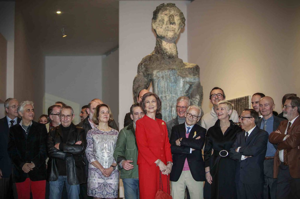 La Reina Sofía, junto a una veintena de artistas en la conmemoración del 25 aniversario del IVAM. Foto: Miguel Lorenzo.