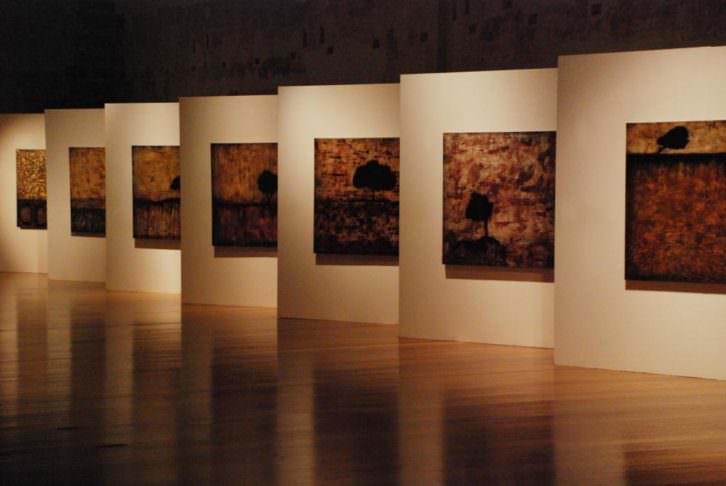 Obras de la exposición 'Paisaje condicionado' de Joan Forniés en Centro del Carmen. Imagen cortesía del Consorcio de Museos de la Generalitat Valenciana.