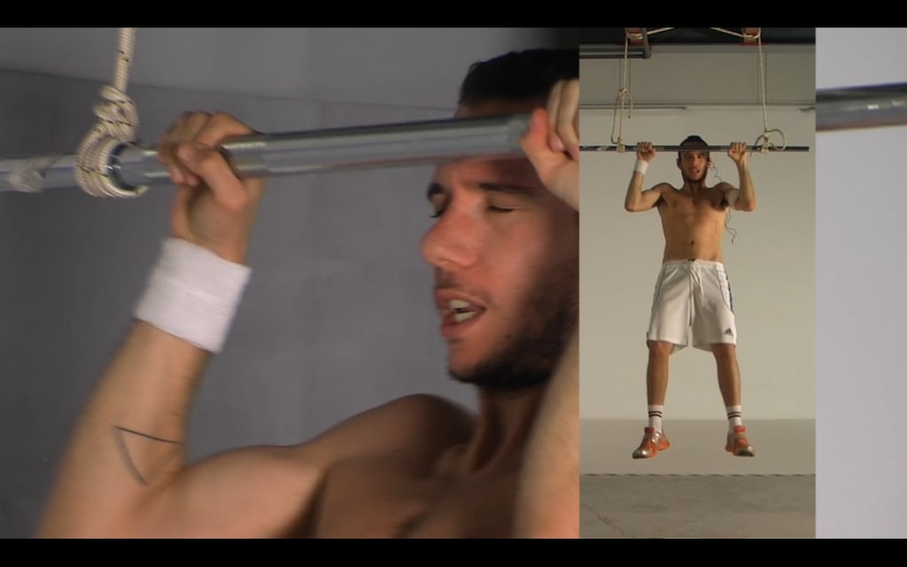 #2 acción, ejercicio de barra en suspensión (2012) videoacción, 13' 34''. Imagen cortesía del artista. 