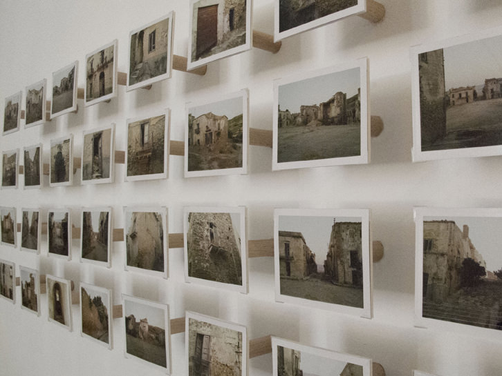 Imagen de la exposición "Cada vez que me despisto estamos aquí", de Andrea Nacach. Imagen cortesía de la galería.