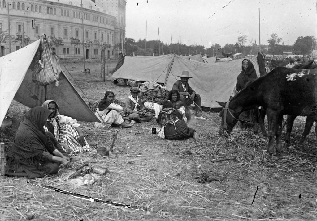 Asentamiento gitano junto a la Plaza de España.Década 1920. Archivo Serrano. Fototeca Municipal de Sevilla. Imagen cortesía de Acción Cultural Española.