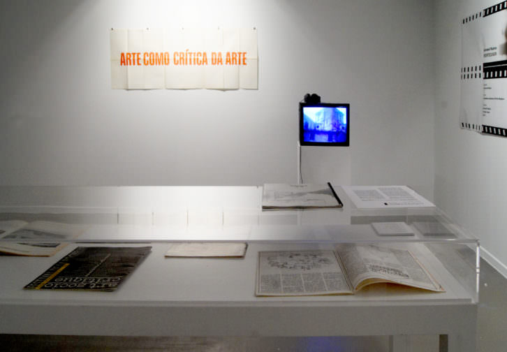 Fotografía de la exposición "Efectos colaterales: más allá de Milano Radicale". Imagen cortesía de la Sala d'Art Jove.