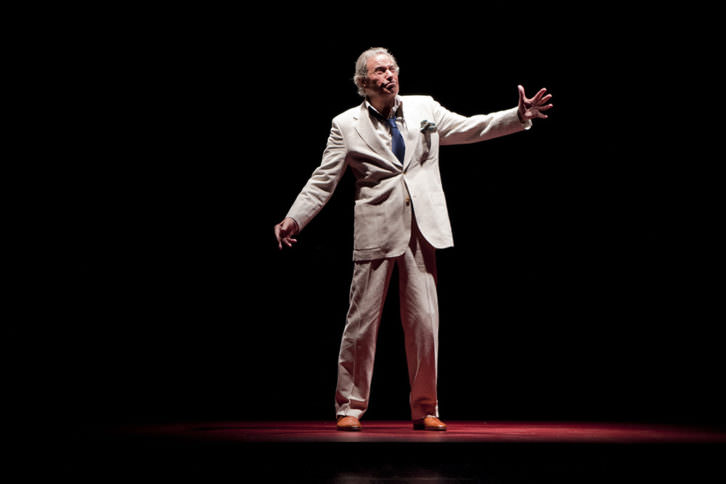 Arturo Fernández en una escena de 'Ensayando a Don Juan', de Albert Boadella. Imagen cortesía de Teatro Olympia.