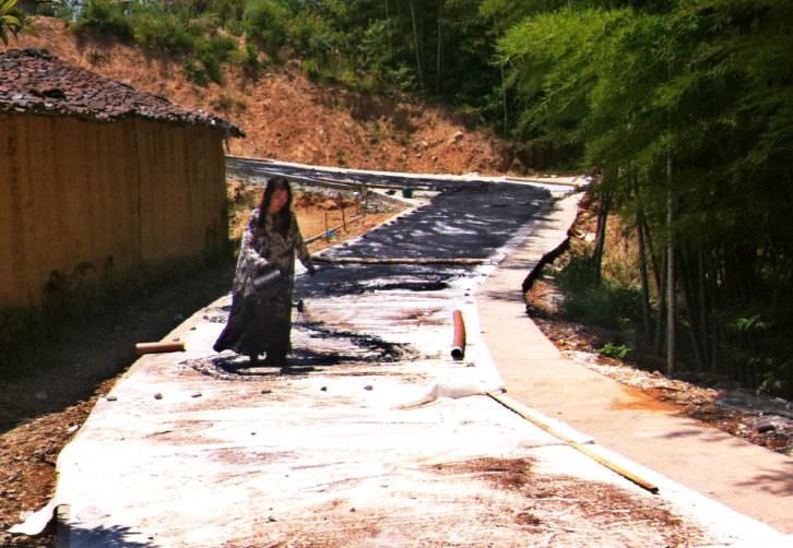 Bingyi trabajando en una de sus obras. Imagen cortesía de Galería Charpa.