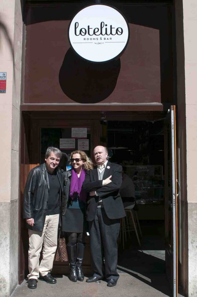 Toni Benavent (izquierda), Mariangeles Fayos y Josep Lluís Sirera, en los Desayunos Makma de Lotelito. Fotografía: Gala Font de Mora.