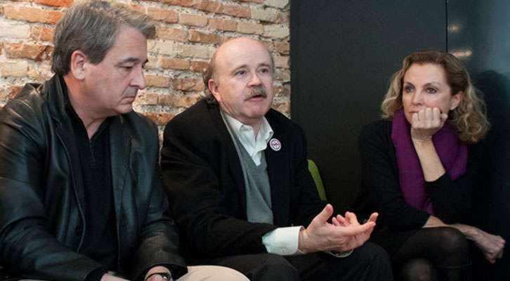 Toni Benavent (izquierda), Josep Lluís Sirera (centro) y Mariangeles, en un momento de los Desayunos Makma en Lotelito. Foto: Gala Font de Mora.