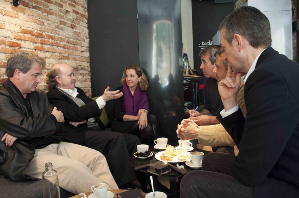 Toni Benavent (i), Josep Lluís Sirera (c) y Mariangeles Fayos, entrevistados por José Luis Pérez Pont (en primer término), Vicente Chambó (c) y Salva Torres. Foto: Gala Font de Mora