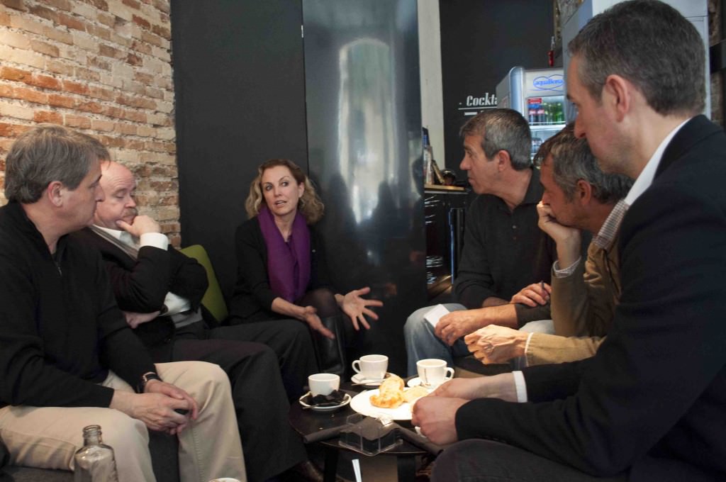 Toni Benavent (i), Josep Lluís Sirera (c) y Mariangeles Fayos, durante la entrevista con José Luis Pérez Pont (en primer término), Vicente Chambó (c) y Salva Torres. Foto: Gala Font de Mora.