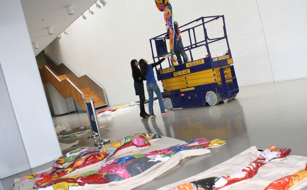 Fotografía del montaje de la exposición "Componer en el tiempo" de Hélène Crécent. Imagen cortesía de la galería. 