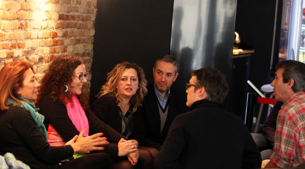 Teresa Legarre, Irene Ballester y Lucía Peiró, junto  a Álvaro de los Ángeles (de espalda), Salva Torres y José Luis Pérez Pont. Foto: Consuelo Chambó.