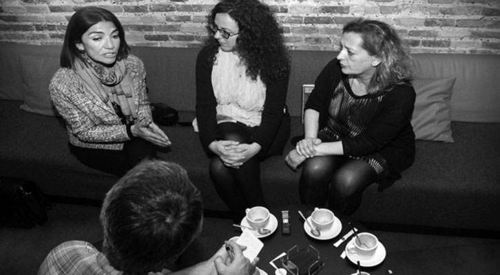 Teresa Legarre, Irene Ballester y Lucía Peiró, en un momento de la entrevista. Foto: Consuelo Chambó.