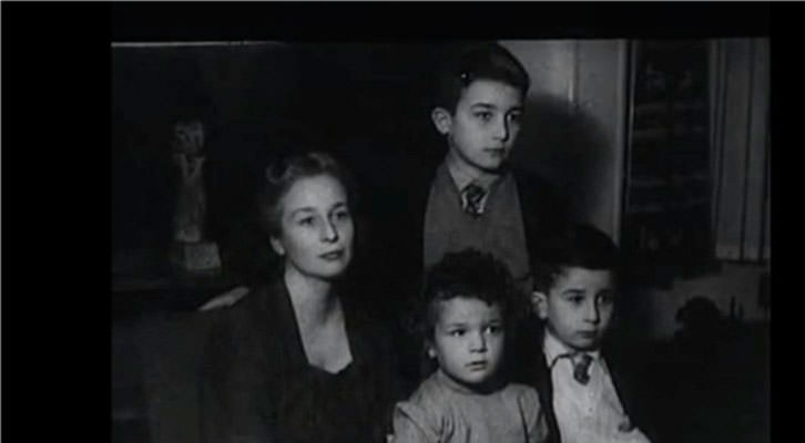 Felicidad Blanc con sus tres hijos en un fotograma de 'El desencanto', de Jaime Chávarri.