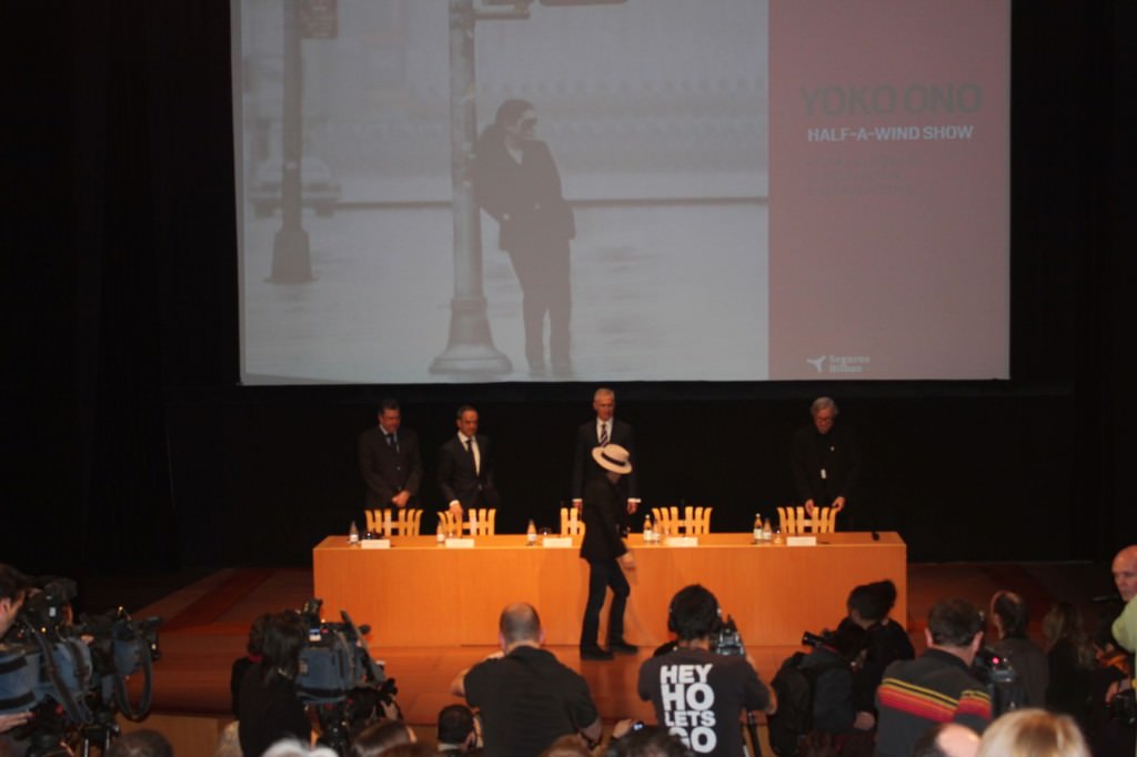 Un momento de la rueda de prensa de presentación de la exposición de Yoko Ono en el Museo Guggenheim de Bilbao. Foto. Iñaki Torres