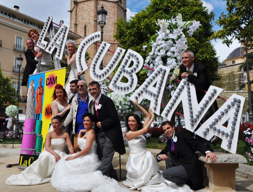 Integrantes de La Cubana posando en la Plaza de la Reina de Valencia. Imagen cortesía de La Cubana.